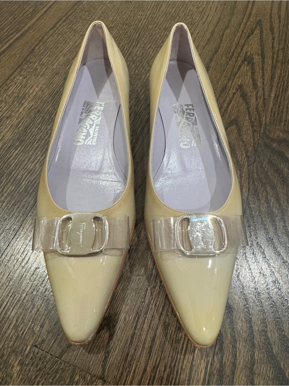 Salvatore Ferragamo Beige Patent Leather Pointed-Toe Classic Flats Vara Bow (7B)